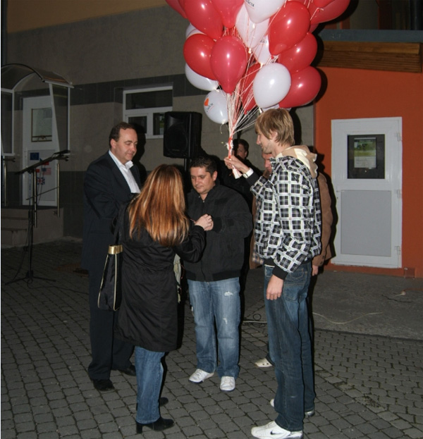 Vypúšťanie balónov počas začiatku volebnej kampane Milana Guru